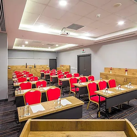 Ibis West 3*