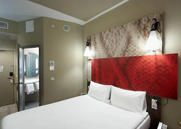 Hotel Ibis West 3*
