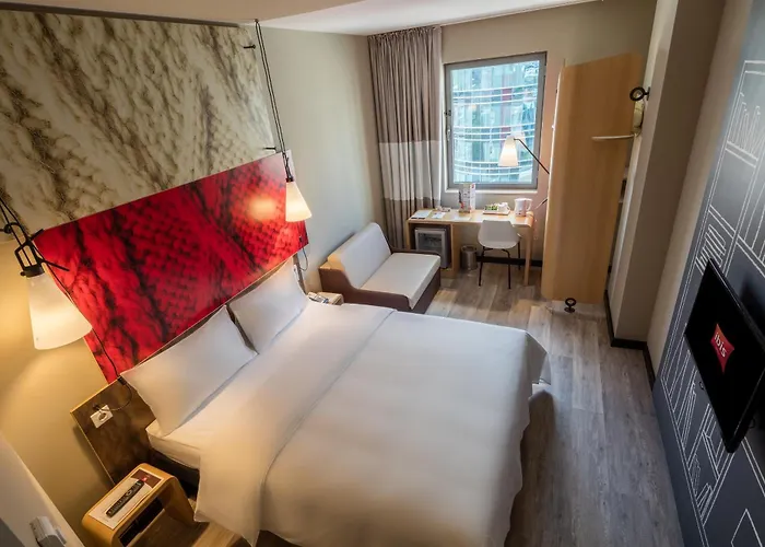 Ibis West Отель 3*