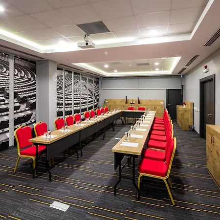 Ibis West מלון 3*